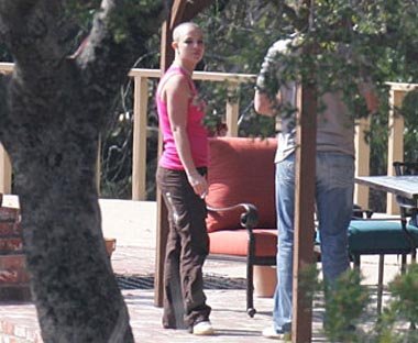 britney-spears-bald-in-rehab.jpg