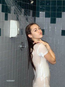 miley_cyrus_shower
