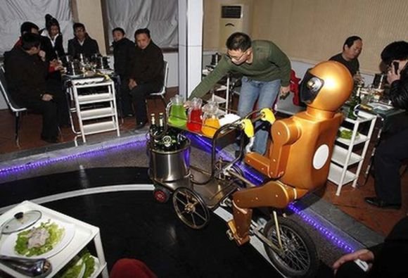 robot-restaurant Robot Waiters!