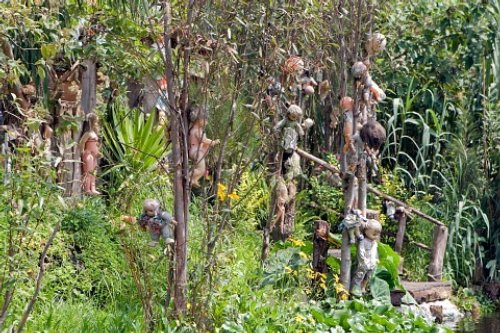 Lots of Dolls - La Isla de la Munecas