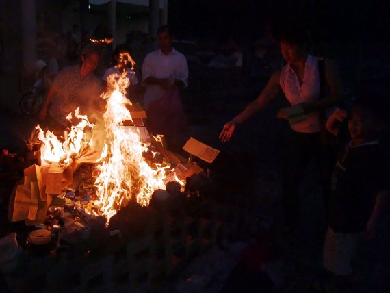 Qingming Ceremony - Burning